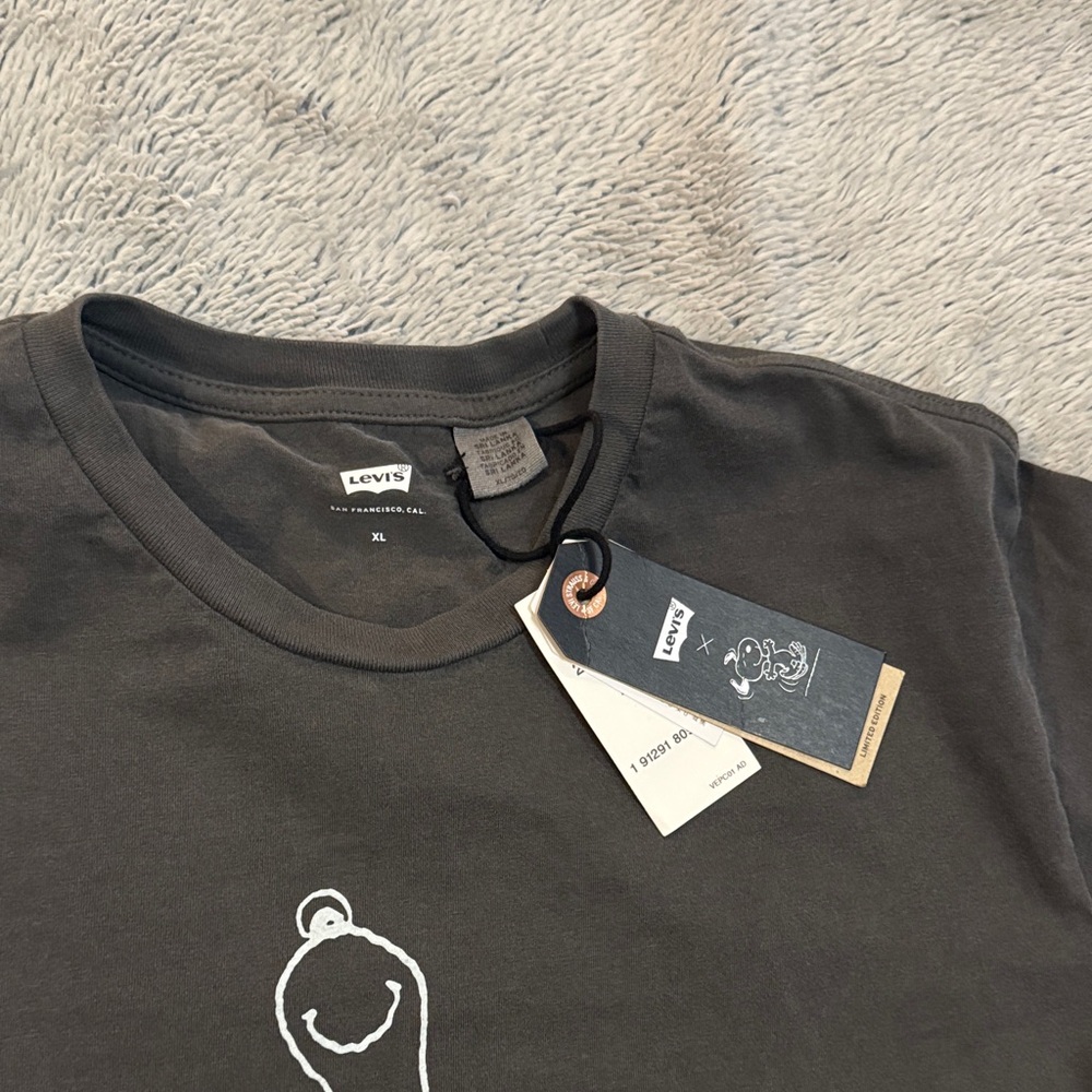 Levi's Black Snoopy Graphic Tee - Picture 3 of 4